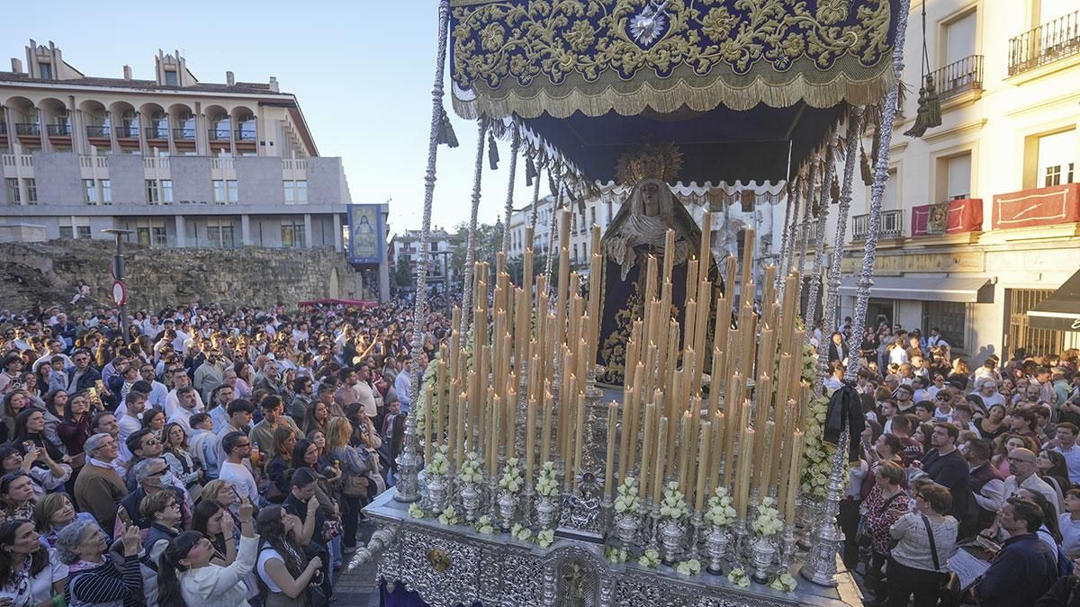 La procesión de la Hermandad del Calvario, en imágenes