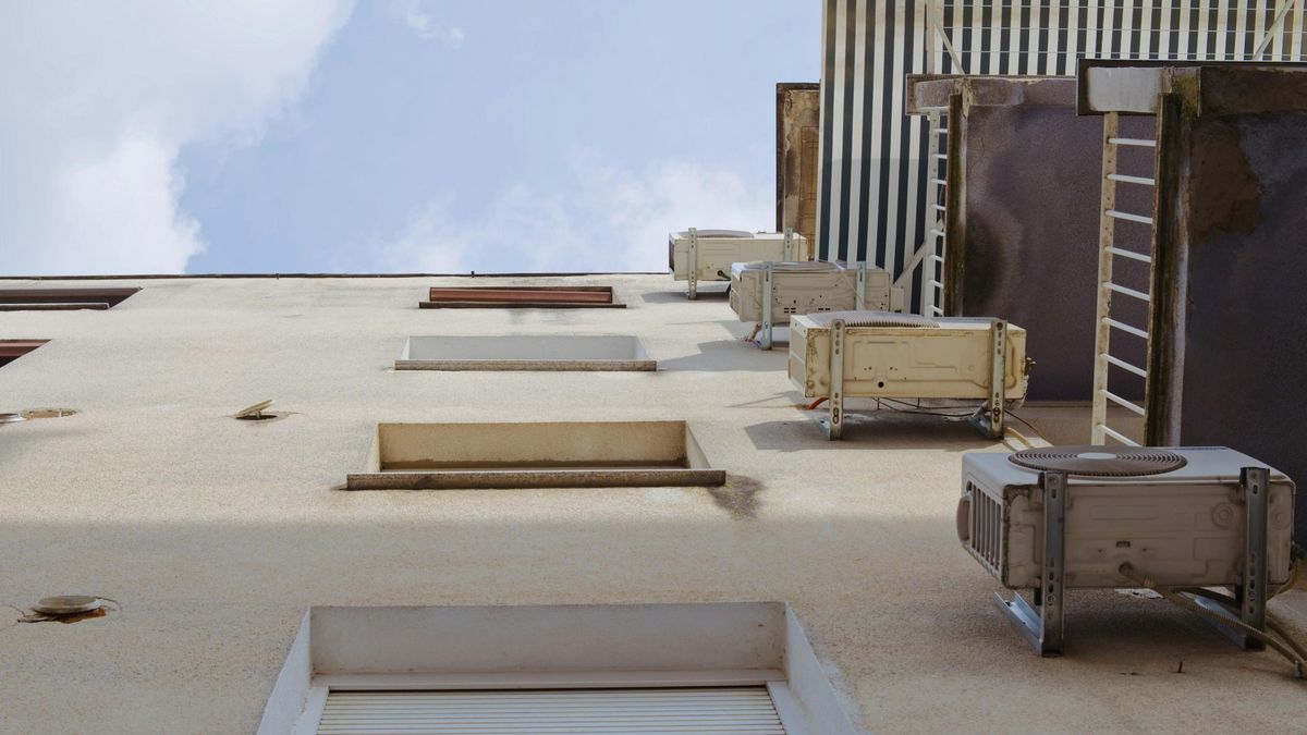 Aparatos de aire acondicionado en el exterior de varias viviendas.