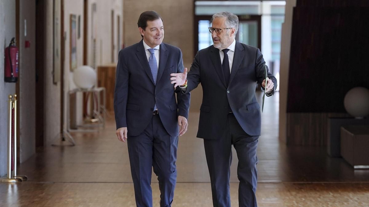 Vox asume la vicepresidencia de Castilla y León y tres consejerías, entre ellas una nueva, la de Desregulación