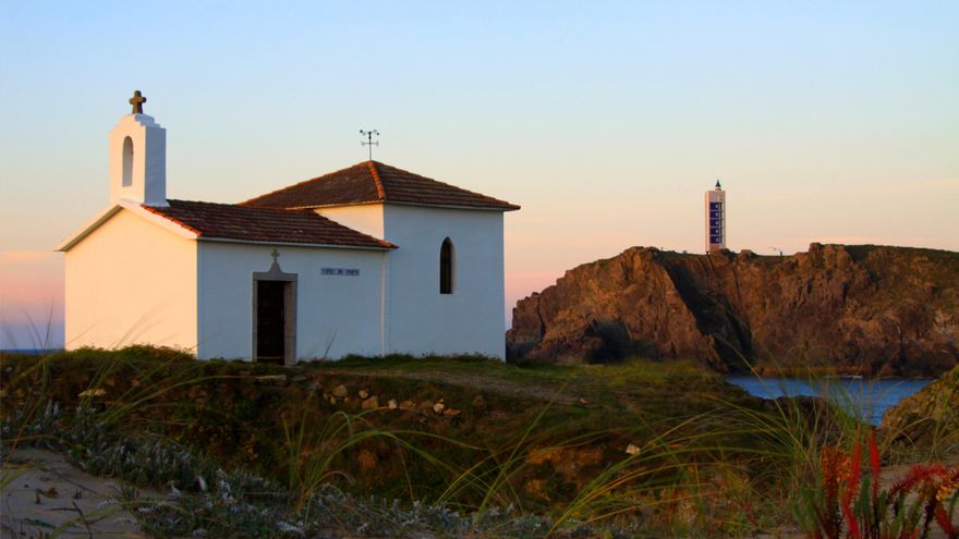 La playa de Galicia que esconde una ermita medieval a la que solo se puede llegar con marea baja