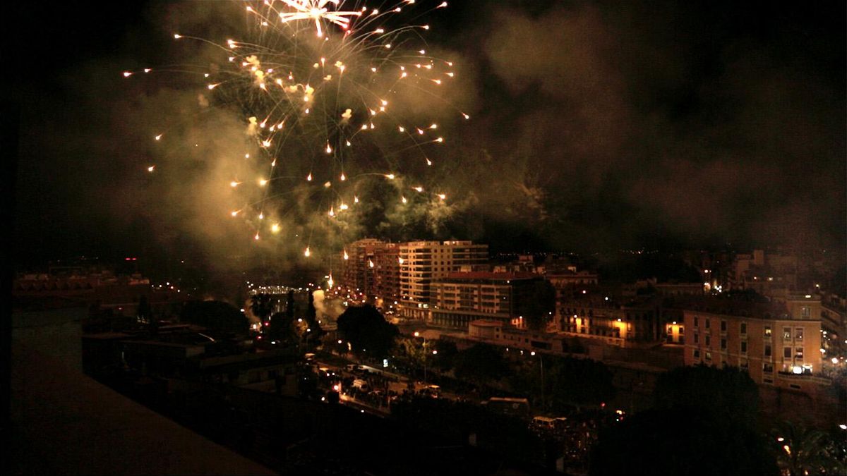 Fotograma de fuegos artificiales en las Fiestas de Primavera del documental '¿Dónde está mi acequia? Anatomía forense de una ciudad' de Joaquín Lisón