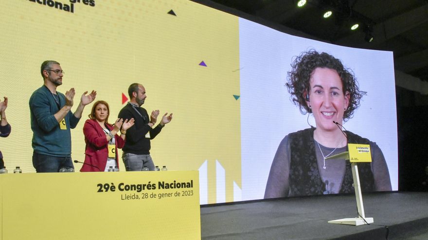 Imagen de archivo de miembros de ERC ante la intervención de la secretaria general del partido, Marta Rovira, desde Ginebra (Suiza).