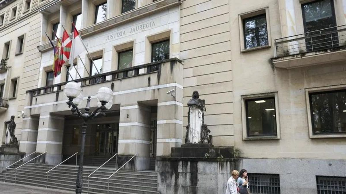 Condenado a 8 años de cárcel por agredir a dos compañeros de piso con una maza, una barra de metal y aceite hirviendo