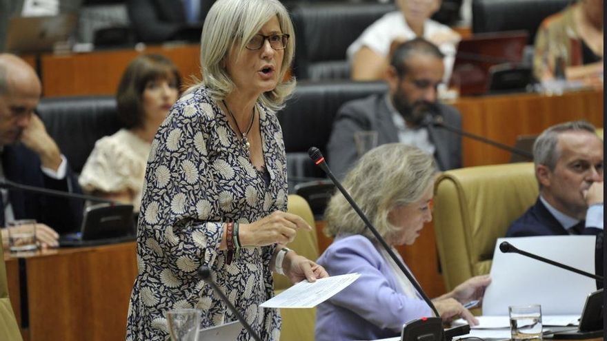 La portavoz de la Junta de Extremadura, Victoria Bazaga, en el pleno de la Asamblea