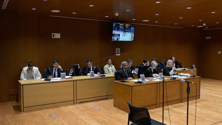 El videoclip "premonitorio" del crimen de Samuel Luiz: capuchas, machetes, palos y una canción sobre "maricas de mierda"