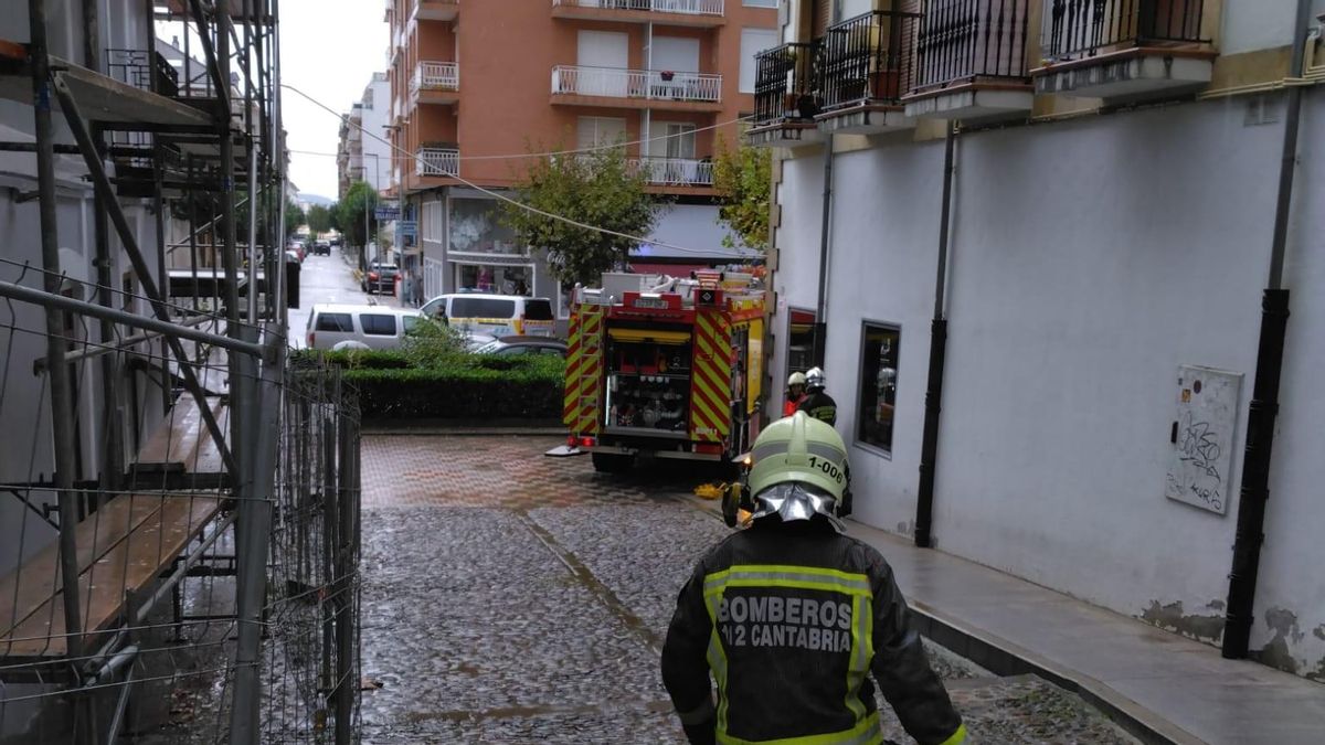 Bombero del 112 en un incendio en un restaurante de la Puebla Vieja de Laredo