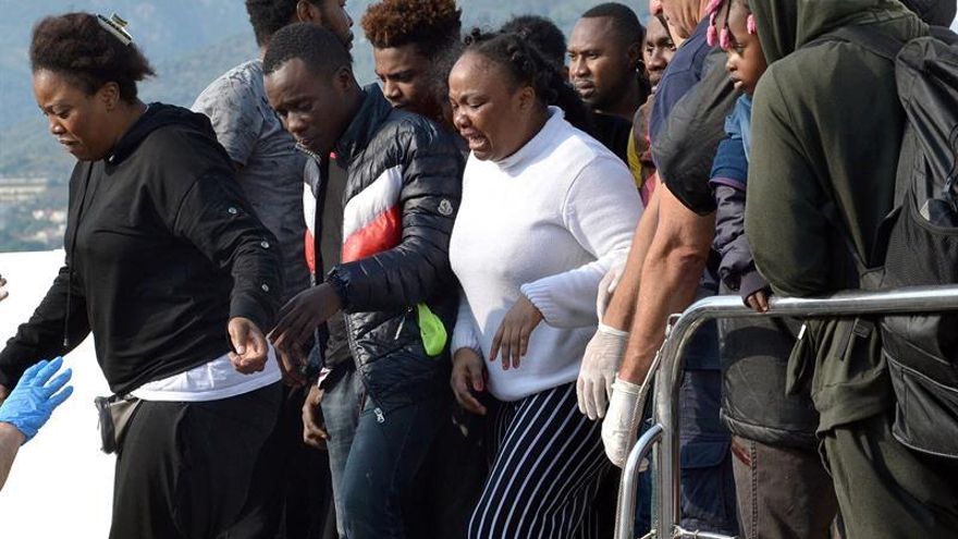 Varios refugiados desembarcan de una embarcación de la Guarda Costera Helénica, este martes en el puerto de Mitilene (Grecia).