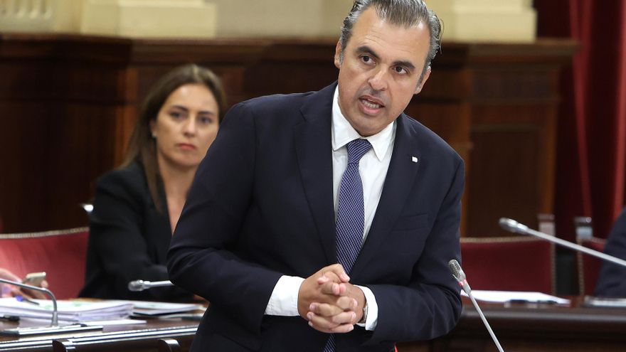 Archivo - El conseller de Educación y Universidades, Antoni Vera durante una sesión de control en el Parlament balear.