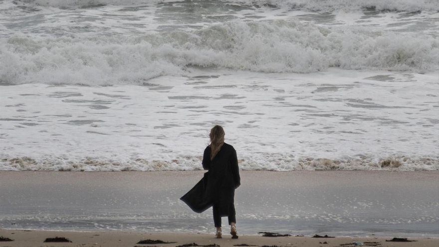 Una mujer en una playa de la comarca de Salnés, Pontevedra