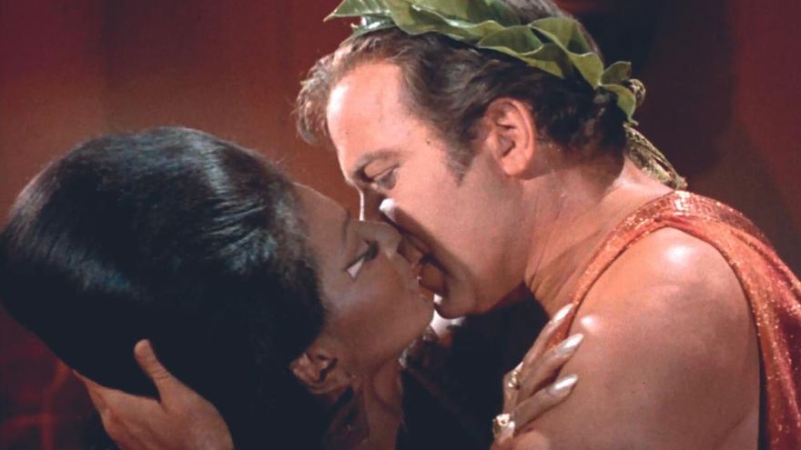 El célebre beso interracial, considerado el primero emitido en televisión, entre los actores Nichelle Nichols y William Shatner
