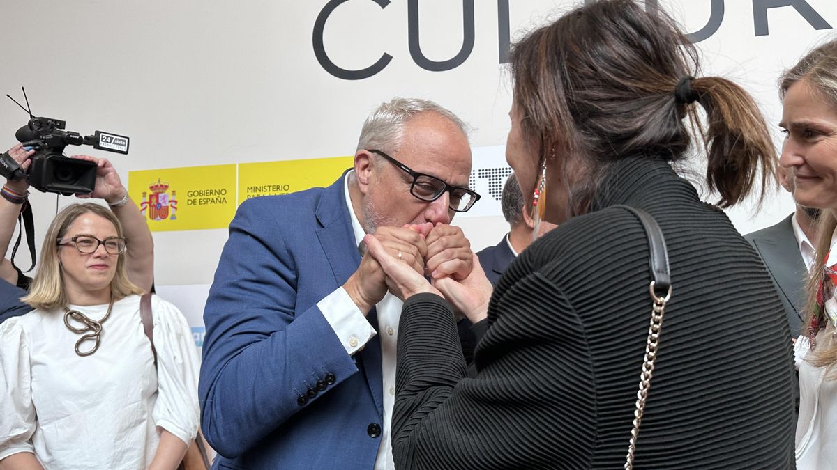 Olegario Ramón saludando a Nevenka Fernández a su llegada a la Térmica Cultural de Ponferrada.