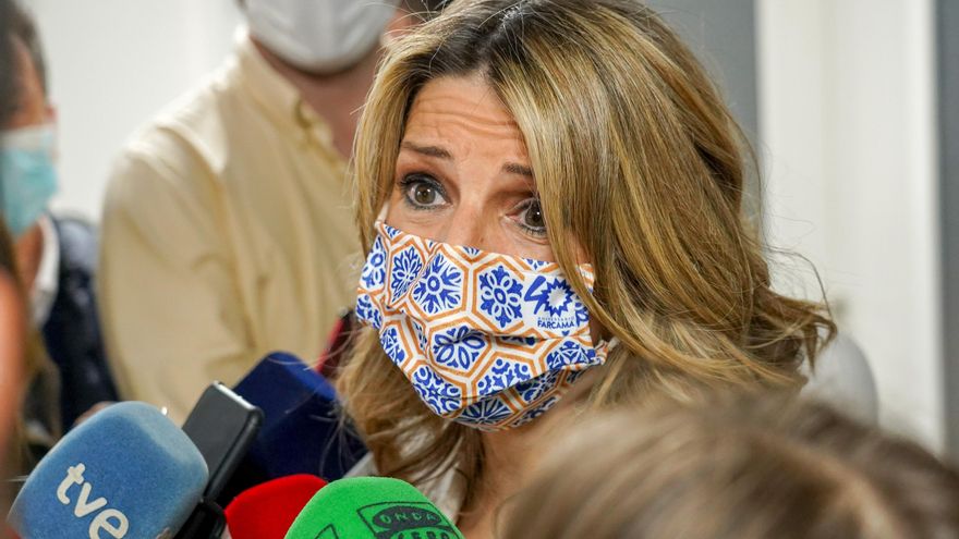 La vicepresidenta segunda y ministra de Trabajo y Economía Social, Yolanda Díaz, atiende a los medios después de  la visita el Centro Nacional de Medios de Protección (CNMP), que forma parte del Instituto Nacional de Seguridad y Salud en el Trabajo (INSST
