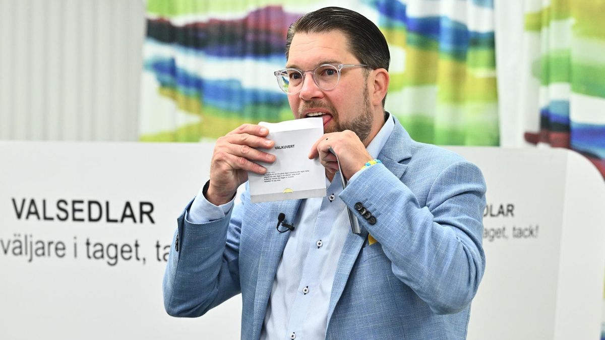 El líder ultraderechista Jimmie Åkesson vota Rinkeby, al noroeste de Estocolmo, el 12 de septiembre de 2026.