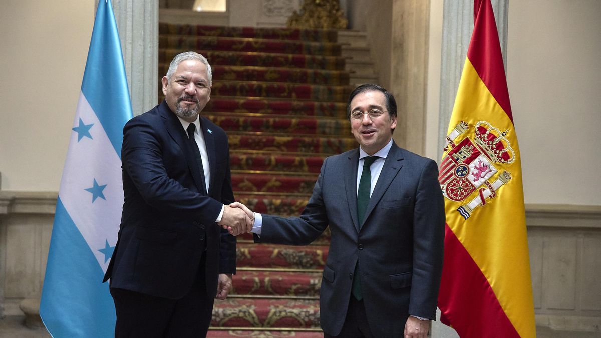 El ministro de Asuntos Exteriores, José Manuel Albares (d), estrecha la mano de su homólogo el ministro de Relaciones Exteriores de la República de Honduras, Eduardo Enrique Reina, en el Palacio de Viana (i), a 23 de junio de 2022, en Madrid (España).