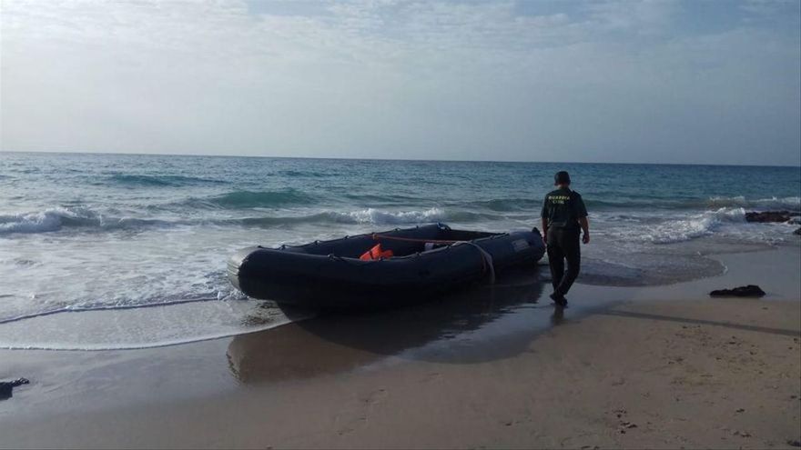 Rescatada una neumática al este de Fuerteventura con 57 personas a bordo, entre ellas, tres bebés