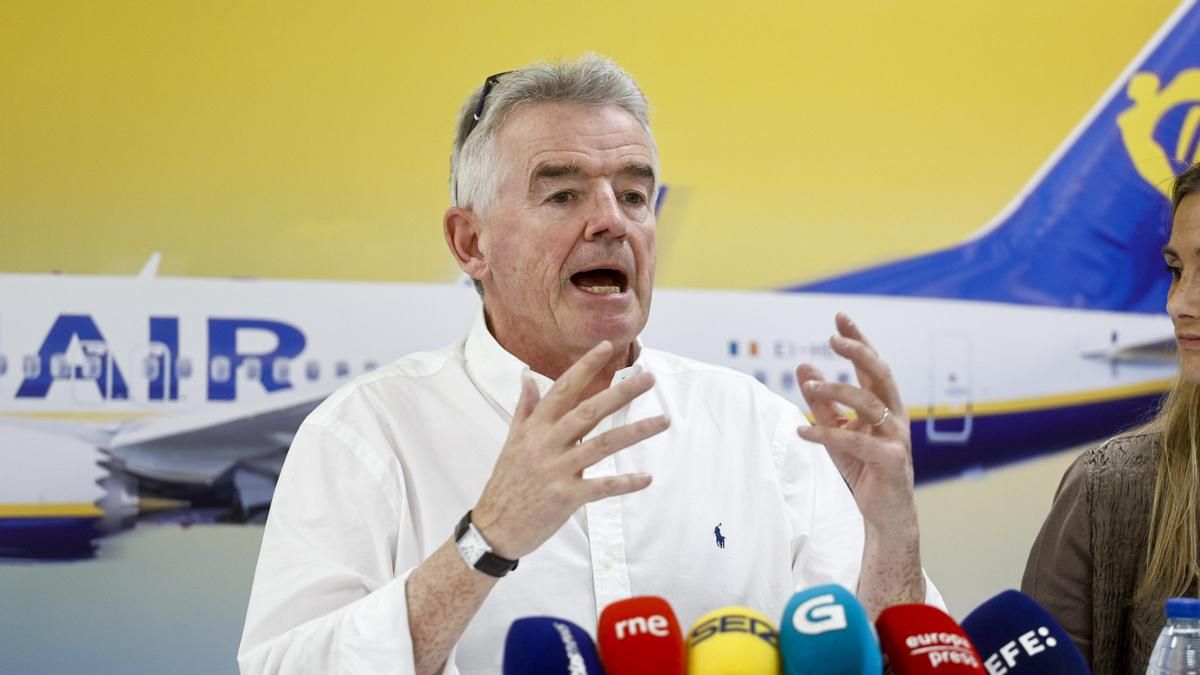 Ryanair va al choque con Óscar Puente y dice que sus declaraciones sobre su falta de aviones son "falsas"