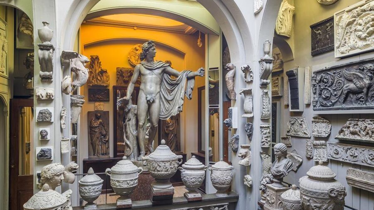 El arquitecto neoclásico transformó su casa en un laboratorio personal donde acumuló, sin apenas jerarquía, fragmentos arquitectónicos, antigüedades, maquetas, pinturas y objetos de todo tipo.