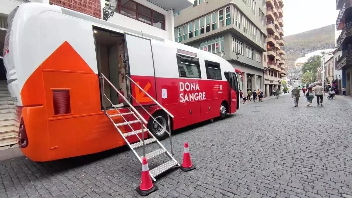 Imagen de archivo de una unidad móvil del ICHH en la Calle Real de Santa Cruz de La Palma.
