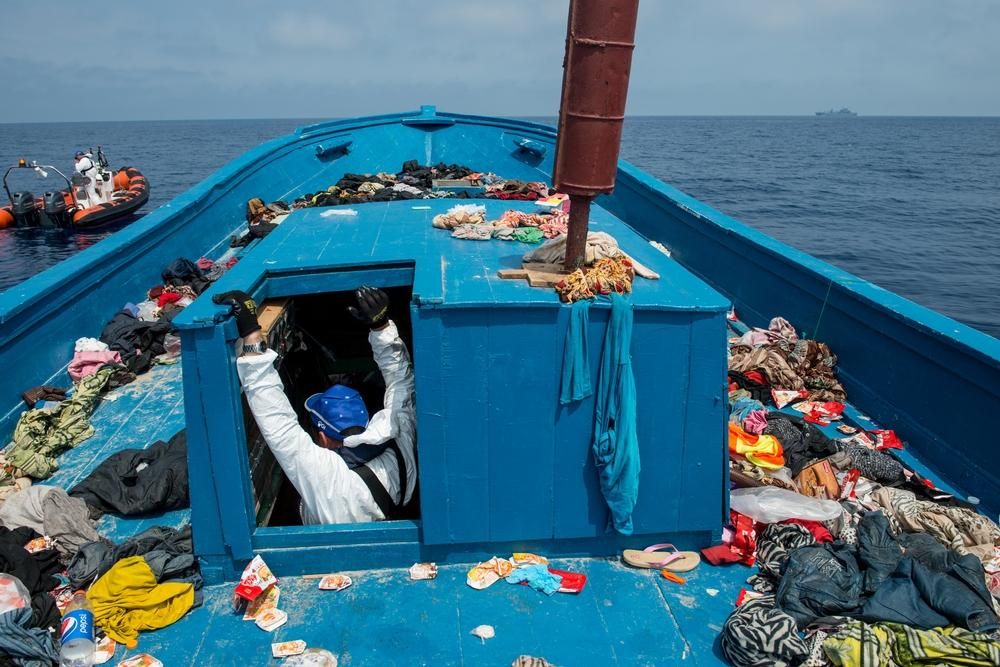 Así quedó la cubierta superior del barco de madera que transportaba hacinadas a más de 500 personas, la mayoría de Eritrea, tras el rescate. Al fondo se divisan otros buques que intervinieron en una operación de salvamento en la que se asistieron a cinco embarcaciones de madera y en la que se rescataron a más de 2.000 personas. Fotografía: Gabriele François Casini/MSF
