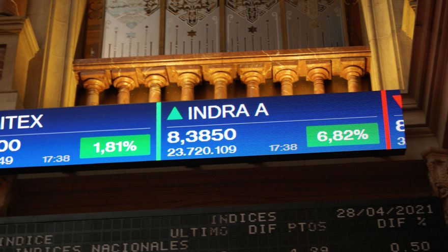 Una pantalla muestra la evolución del Ibex 35 en la Bolsa de Madrid, en una fotografía de archivo. EFE/ Esther Egea