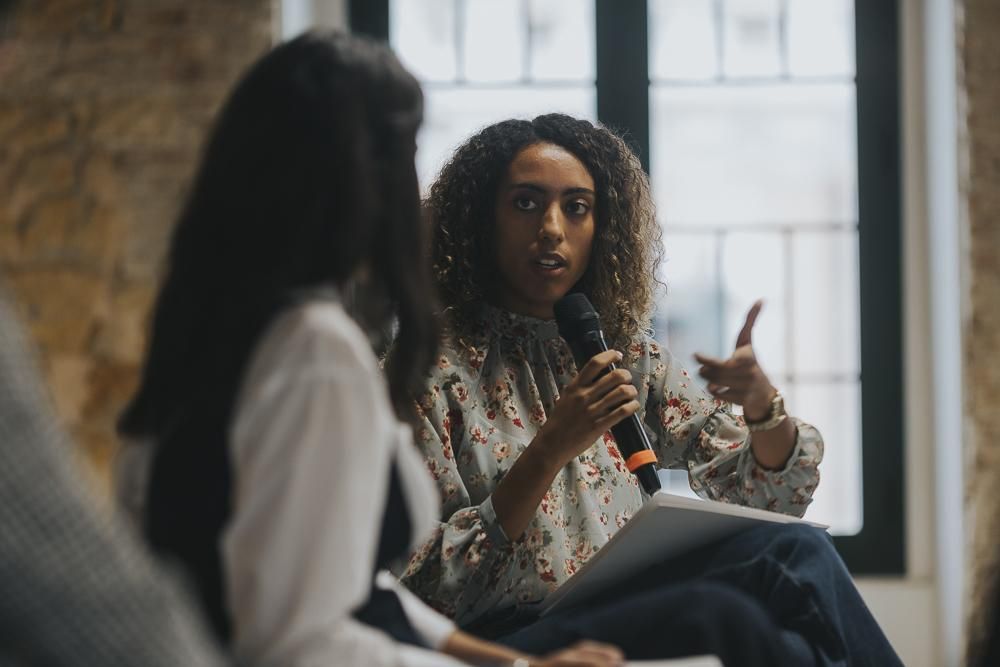La concejala de Deportes de Alhama, Rosa Sánchez, con la periodista Olga Lorente