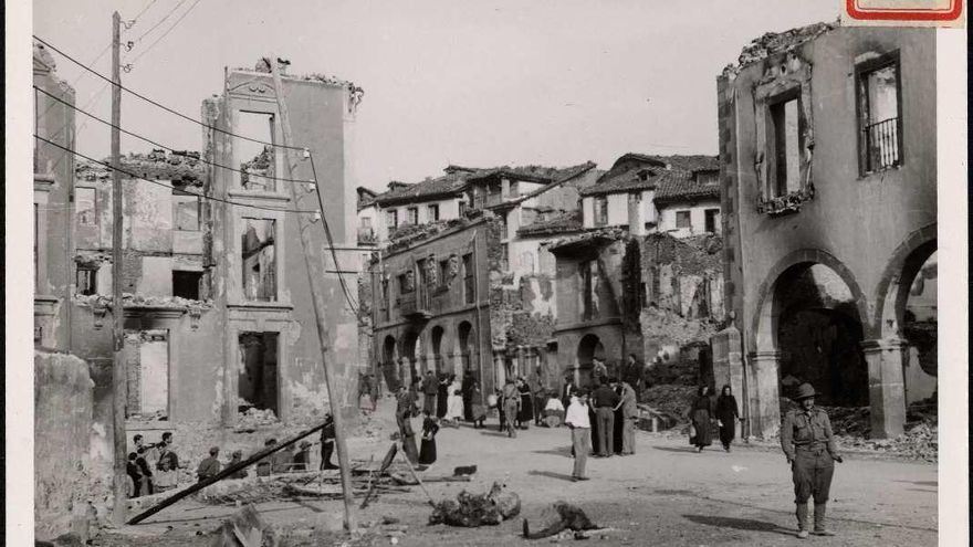 "Potes, la mártir. Edificios, totalmente destruidos, con gasolina y bombas de mano". 5-9-37.