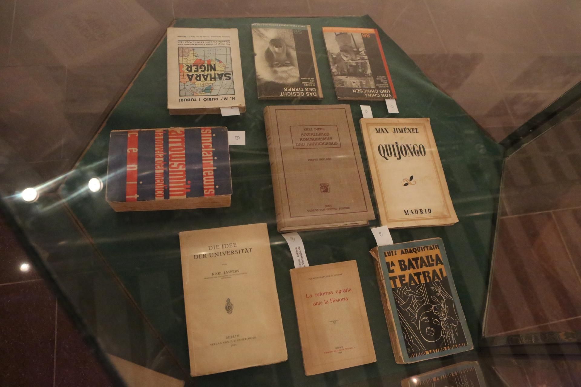 Fotogalería / Inauguración de la exposición 'La Bilioteca Errante' de Juan Negrín (ALEJANDRO RAMOS)