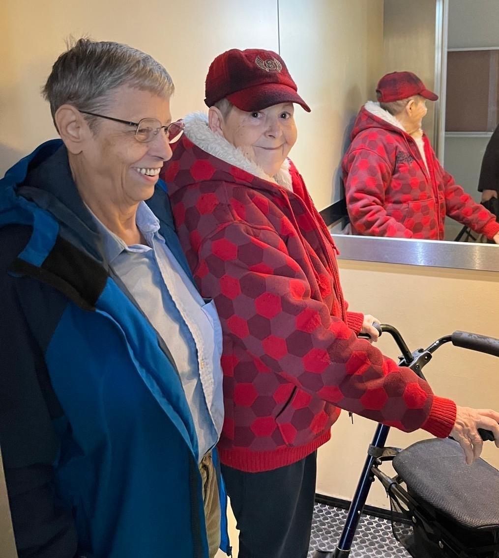 Carmen y Begoña en la residencia en la que viven