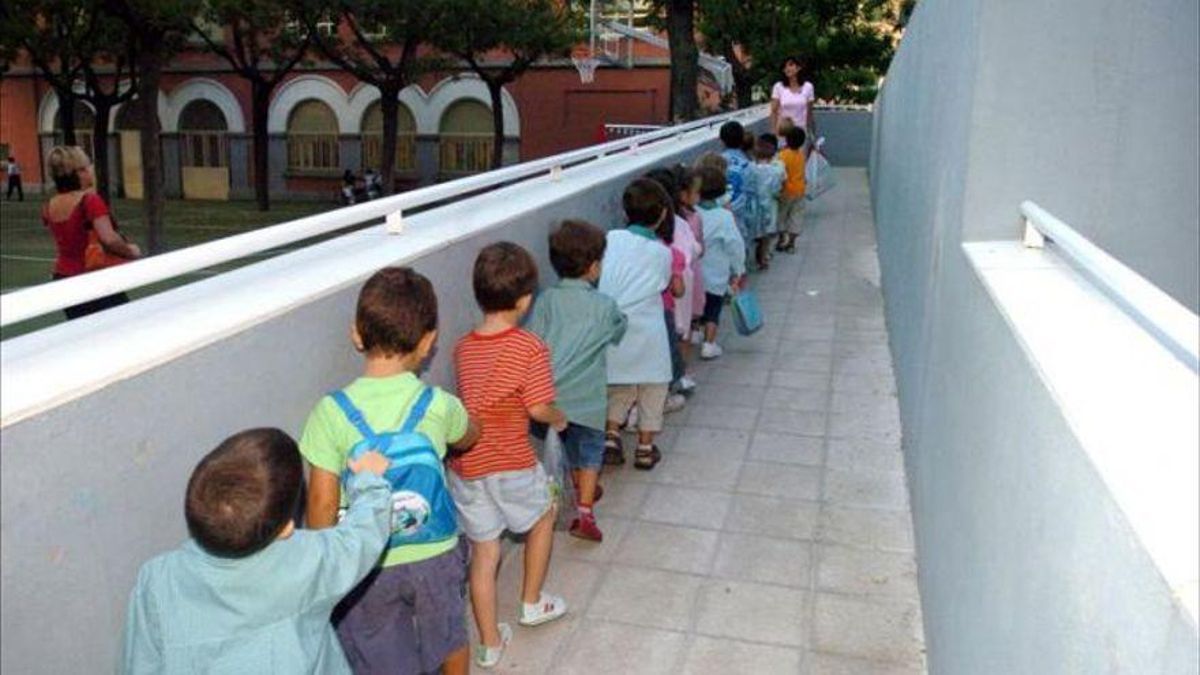 Niños entrando en un centro educativo