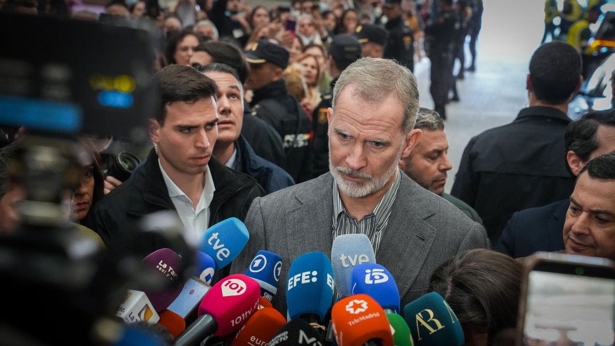 Los Reyes de España visitan a los heridos del accidente de Adamuz en el Hospital Reina Sofía