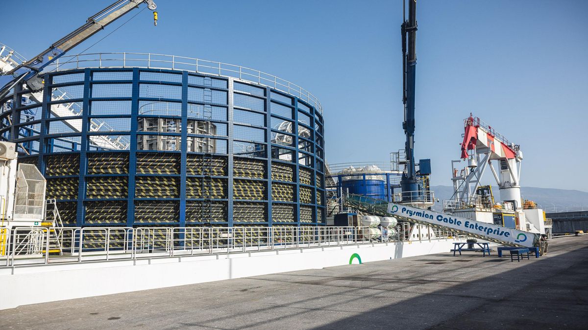 Atraca en el puerto de Granadilla el buque para el tendido del cable submarino entre Tenerife y La Gomera