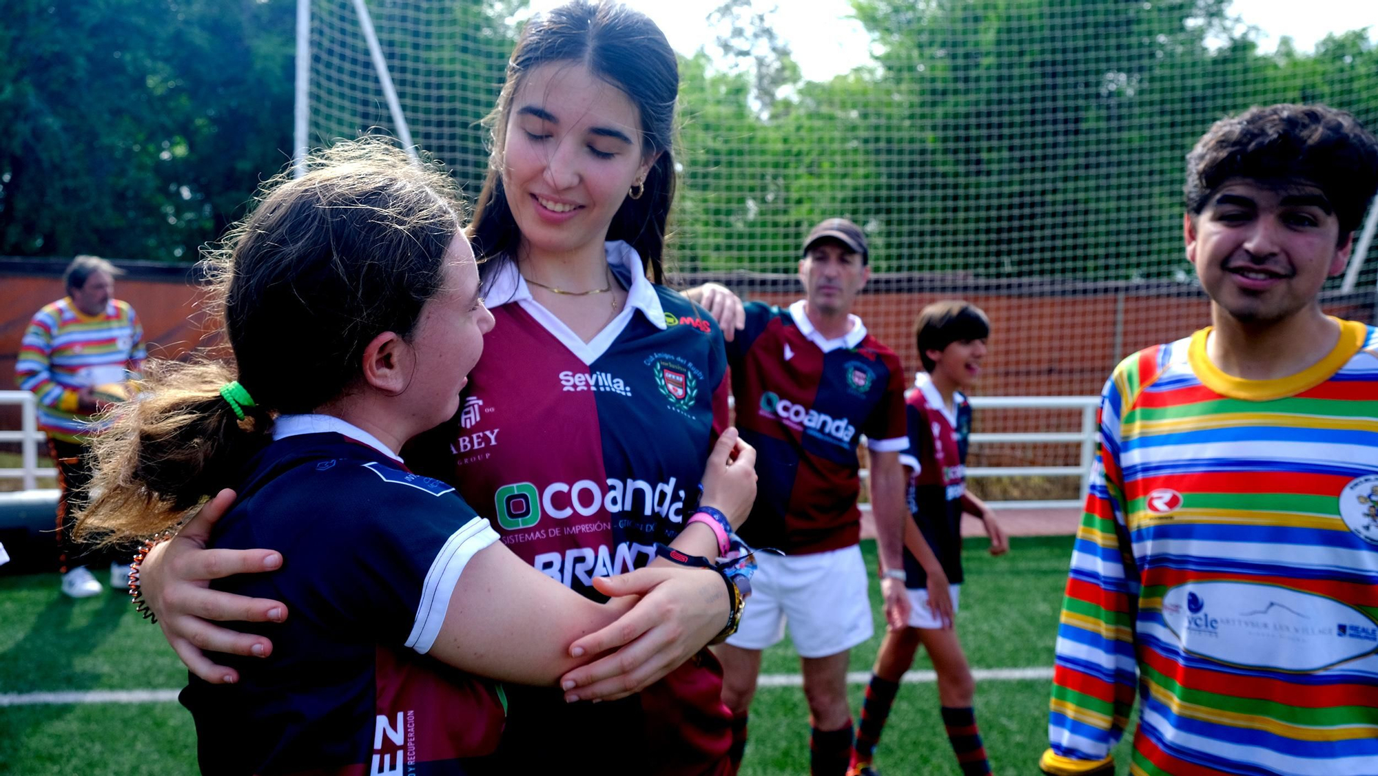 El rugby es un deporte de alto contacto, pero todo queda en el campo. Carmen y Fátima se abrazan y comparten sensaciones al acabar el entrenamiento