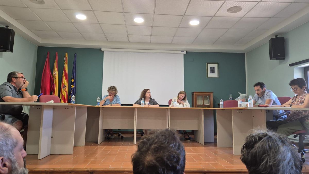 Un momento del pleno de Uncastillo celebrado este lunes, con los dos concejales del PP a la derecha, sin la presencia del portavoz, Pedro Baranda.