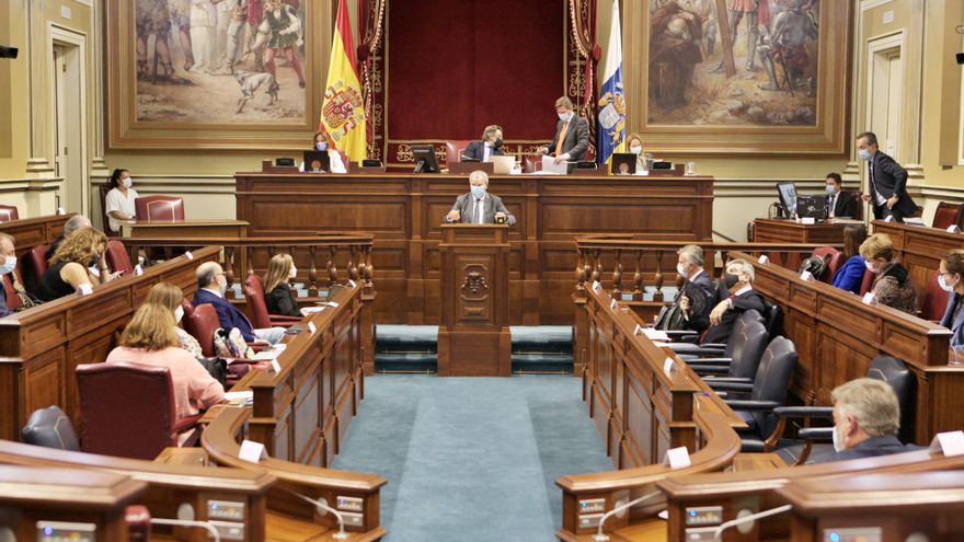 El consejero de Obras Públicas defiende el Plan de Vivienda en el Parlamento de Canarias. 