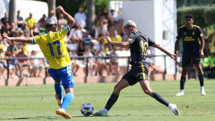 La UD Las Palmas supera al Cádiz con un golazo de Sandro Ramírez