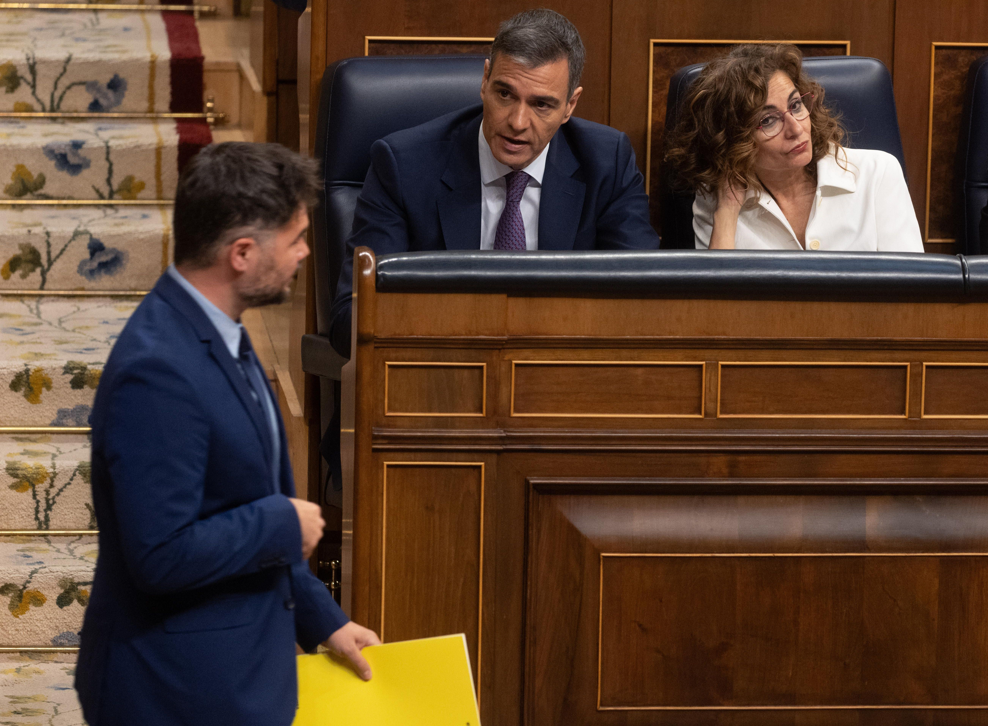 Pedro Sánchez, María Jesús Montero y Gabriel Rufián, durante un Pleno del Congreso