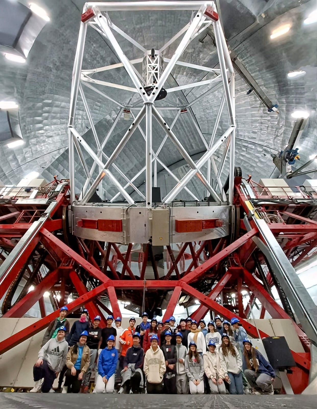 Grupo de alumnos y alumnas de 4° de Educación Secundaria Obligatoria (ESO)  colegio Santo Domingo de Guzmán  en el interior de la cúpula del Grantecan.