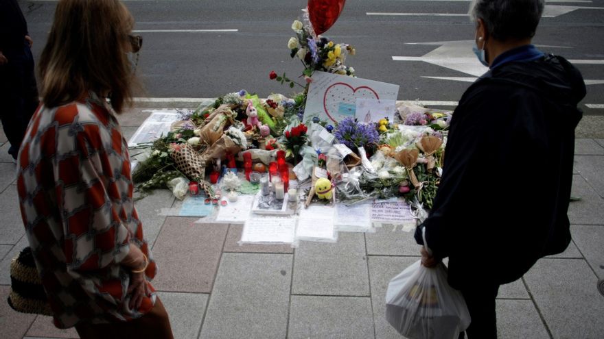 Vista de las flores y los mensajes dejados en el lugar en el que fue asesinado Samuel Luiz, el joven de 24 años que perdió la vida en la madrugada del sábado. EFE/ Cabalar