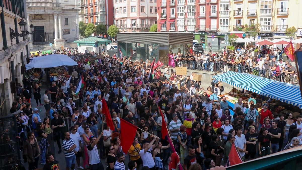Más de un millar de personas marcha en Santander contra el fascismo y en apoyo a la población migrante