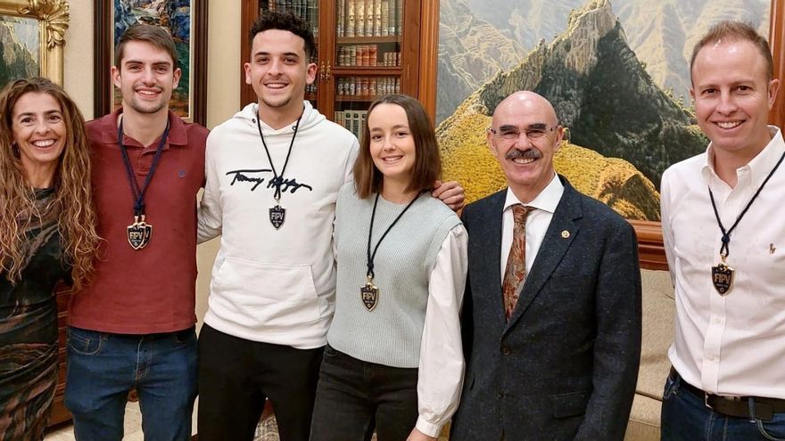 El Círculo de Amistad XII de Enero reconoce los logros de su equipo de frontenis