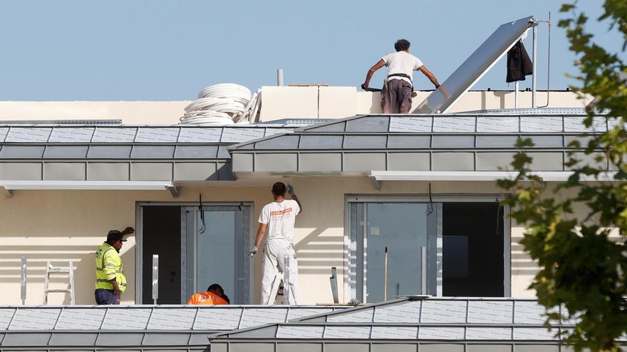 Varios obreros trabajan en un edificio en Madrid.