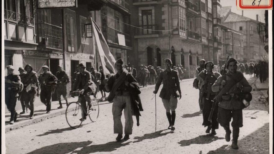 "Paso de las fuerzas nacionales por las calles de Reinosa a las primeras horas de la mañana".