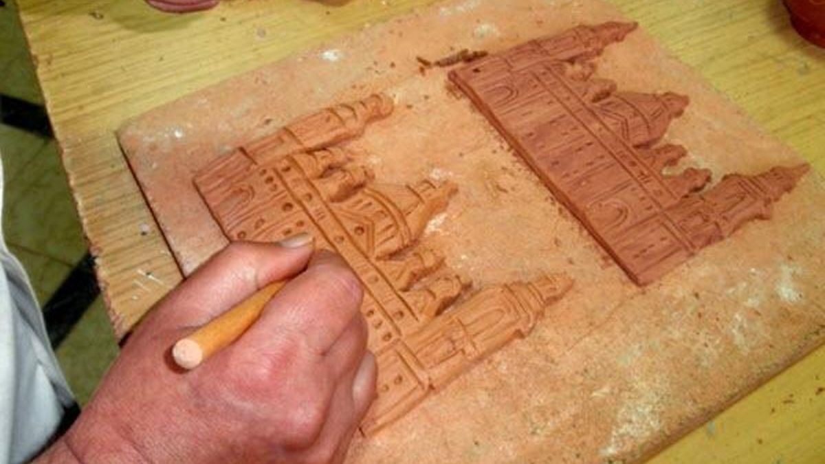 Usuario del centro haciendo un taller de artesanía