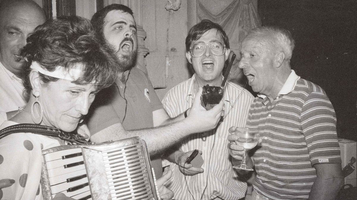 Ricardo Sabadie, compositor del himno de la Real Sociedad, y la acordeonista y realzale Tina