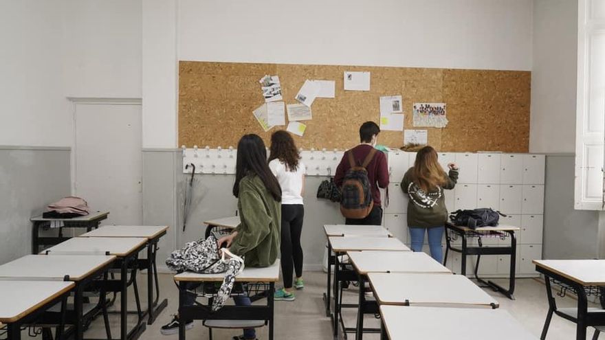 Alumnos regresan a su aula en el colegio vitoriano de Urkide.jpg