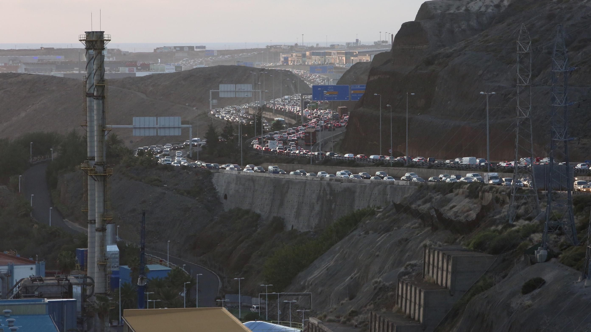 Circulación en la GC-1 este jueves 12 de diciembre, en el cruce de Mercalaspalmas. (Alejandro Ramos).