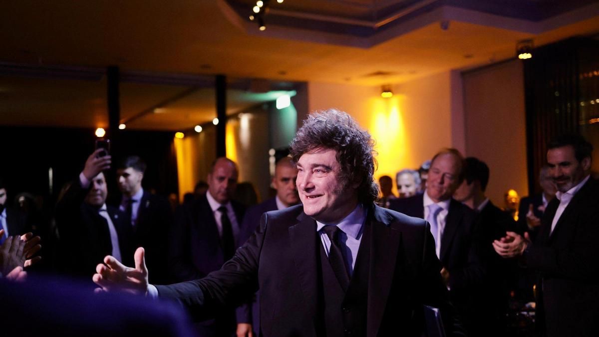 Javier Milei, en su llegada al Yacht Club de Puerto Madero, cena de gala del órgano de propaganda Fundación Faro, el 23 de octubre de 2027.