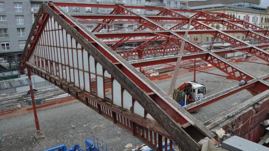 Marquesina de Eiffel desmontada antes de derribar la antigua estación