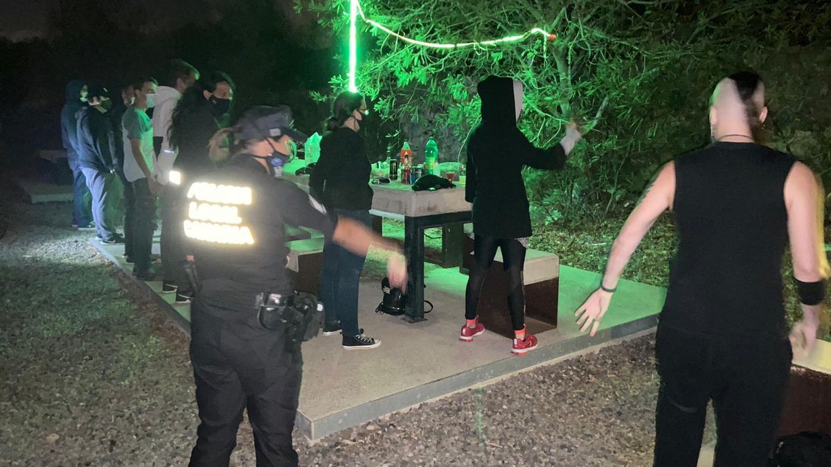 Una de las actuaciones realizadas por la Policía Local de Santa Cruz de Tenerife para controlar la pandemia
