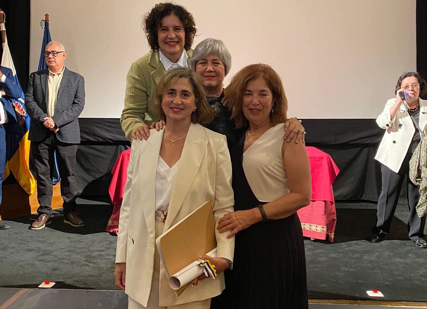 Isabel Santos tras su ingreso en la Real Academia Canaria de Bellas Artes.